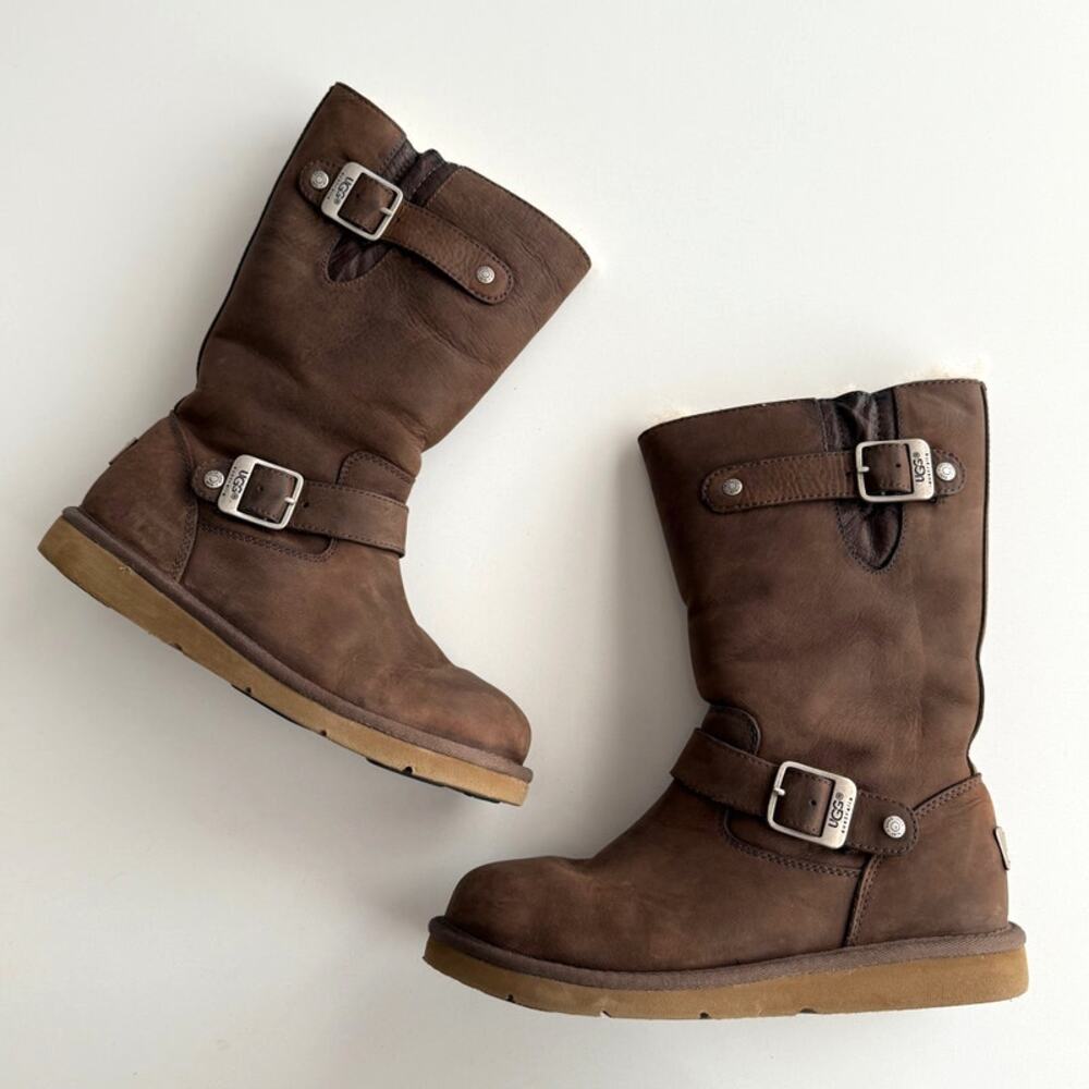 Ugg Kensington EUC Pull On Two Buckle Brown Nubuck Shearling Mid Calf Boots 6‎